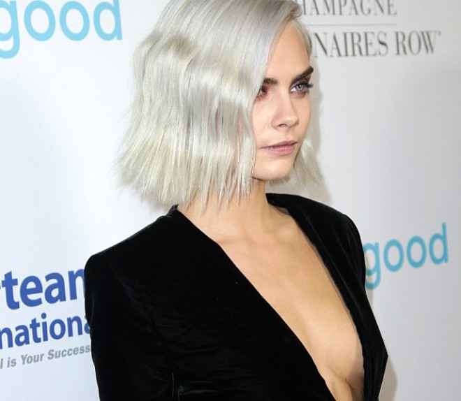 Kara Delevinin cazibədar görünüşü