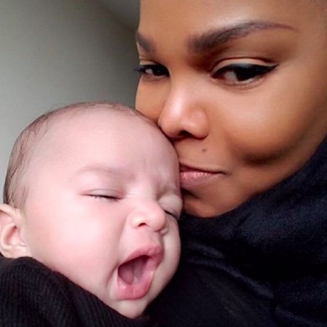 50 yaşlı müğənni yeni doğulan körpəsini göstərdi - foto