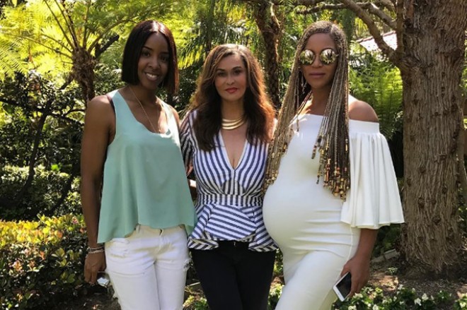 Əkizlərə hamilə olan Beyons bayramı təbiət qoynunda keçirdi - foto