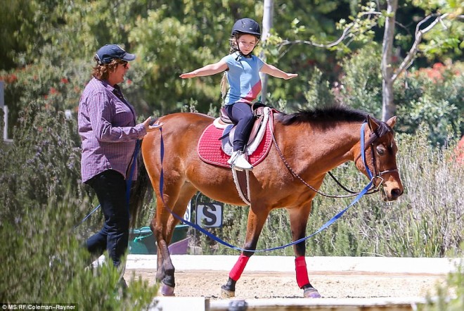 Behkemin qızı at çapmaq üçün özəl dəsr aldı