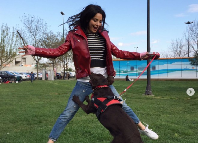 "Kara sevda"nın aktrisası iti ilə - foto