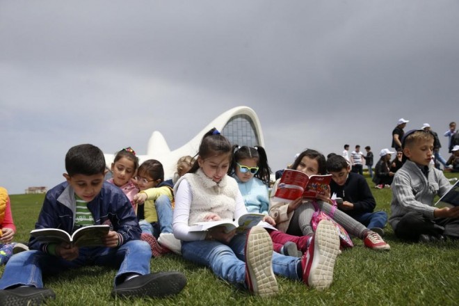 Heydər Əliyev Mərkəzinin parkında “Oxu günü” - fotolar