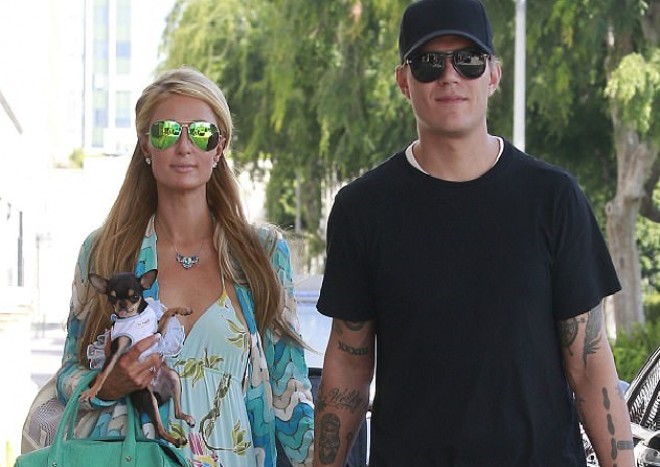 Paris Hilton sevgilisi və iti ilə alış-veriş etdi