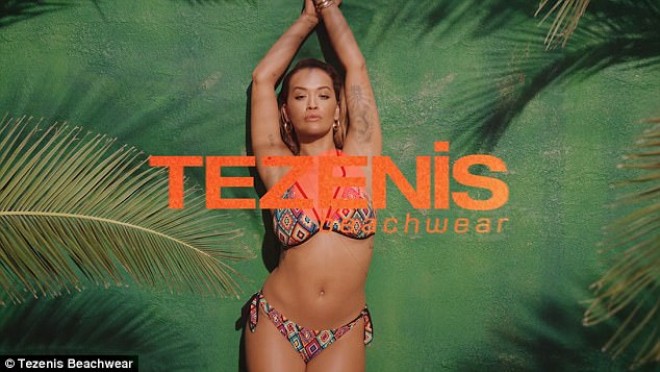 Rita Ora çimərlik geyimini reklam etdi - video