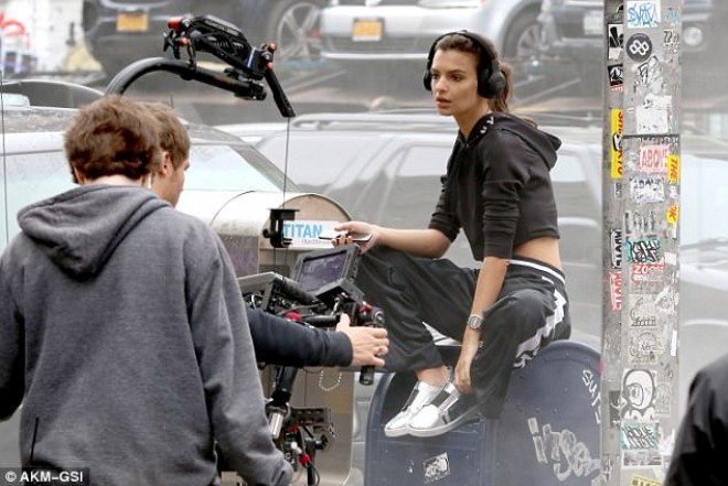 Seks simvolu göbəyiaçıq idman geyimində - fotolar