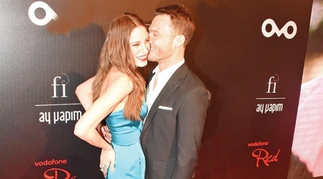 Kerem Bürsin təqdimatda sevgilisini öpüşlərə qərq etdi - foto