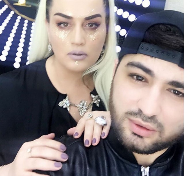 Elzadan qeyri-adi saç və makiyaj