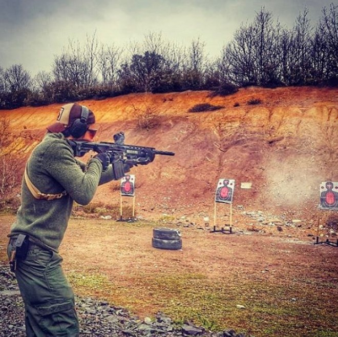 Kadir Doğulu güllə atarkən - video