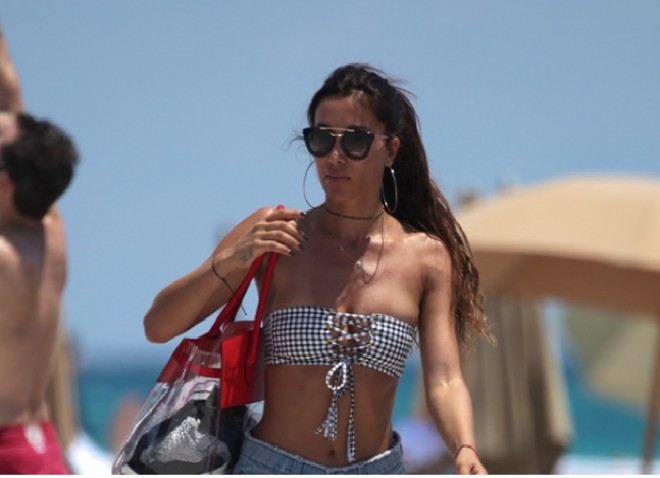 Cazibədar model Mayami sahilində