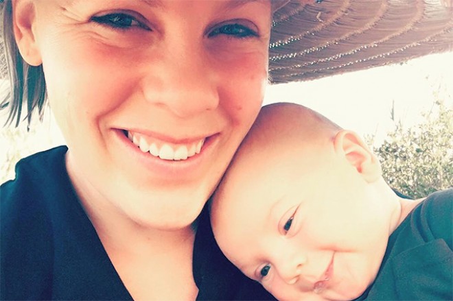 Pink körpəsini əmizdirərkən - foto