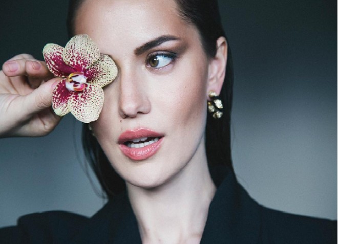 5 milyonun sevincini yaşayan Fahriyedən təşəkkür fotosu