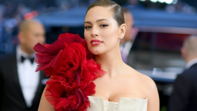 Dünyanın ən kök modelinin kitabı işıq üzü görüb