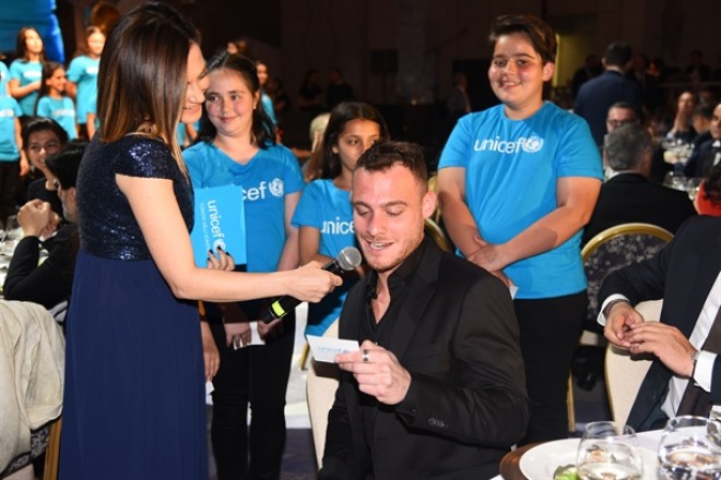 Kerem Bürsin BMT uşaq fonduna dəstək oldu