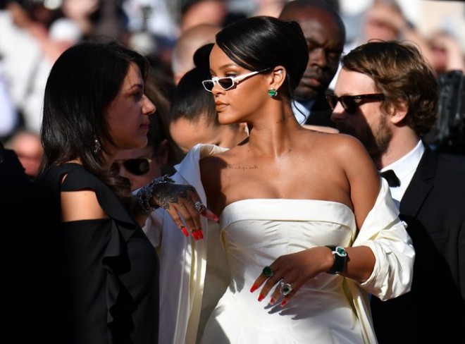 Rihanna və Bella gecəyə eyni brendin libaslarında qatıldılar - fotolar