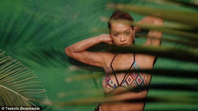 Rita Ora alt paltarı reklamında - fotolar