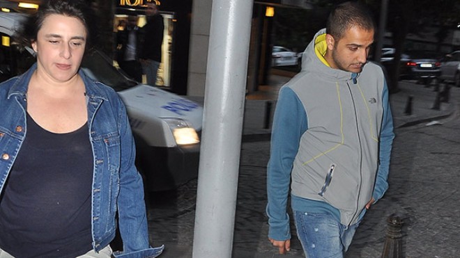 49 yaşlı aktrisa gənc oğlanla görüntüləndi