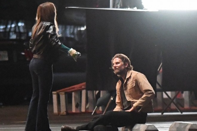 Bredli Kuper qızı üçün “xaç anası” Ledi Qaqanı seçdi