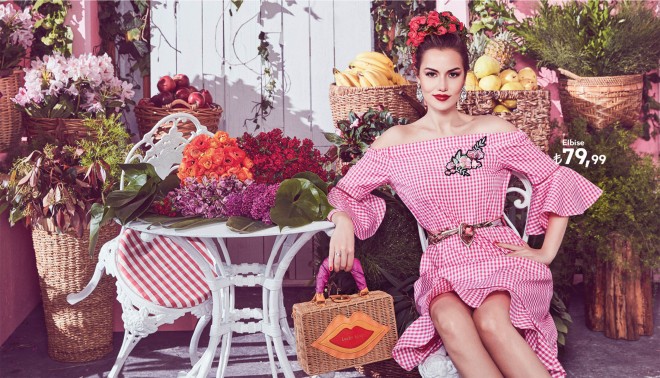 Fahriyedən rəngarəng, naxışlı libaslar - video