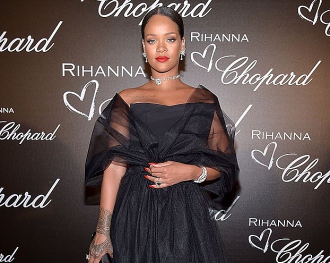 Rihannadan qapalı geyim - fotolar