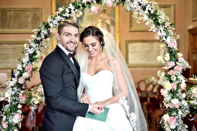 Türkiyəli fotbolçudan həyat yoldaşına jest