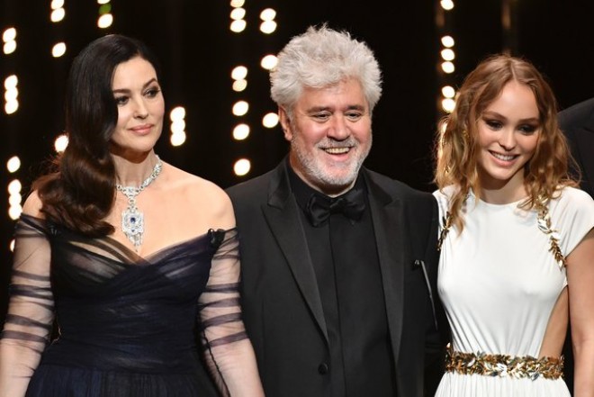 “Kann kinofestivalı”nda iştirak edən model gecəyə büstqaltersiz qatıldı - fotolar