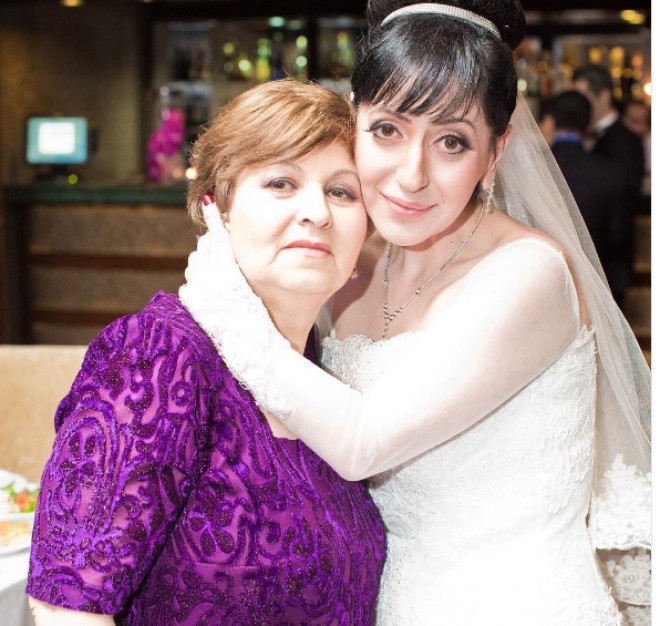 Emma dünyasını dəyişən valideynini yad etdi: "Belə təbrik etməyə məcburam"