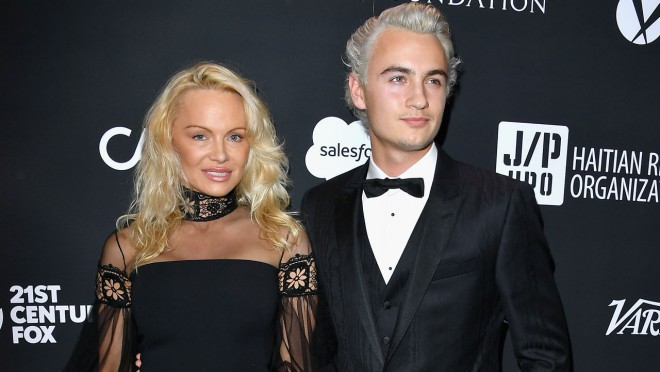 Pornoulduz sinə dekolteli libasında diqqət çəkdi - fotolar