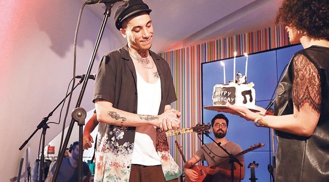 "Eurovision" iştirakçısı ad gününü səhnədə qeyd etdi