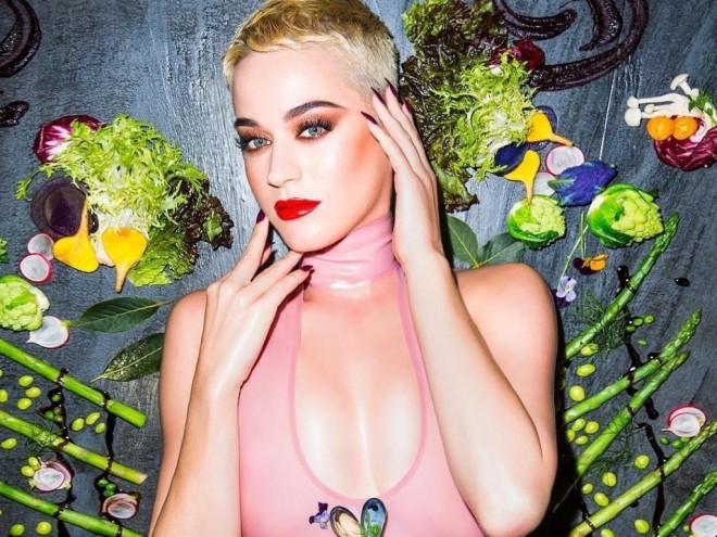 Keti Perrinin bədənində müxtəlif yeməklər hazırlandı - video