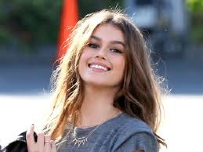 Məşhur modelin 15 yaşlı qızı brendin siması seçildi - fotolar