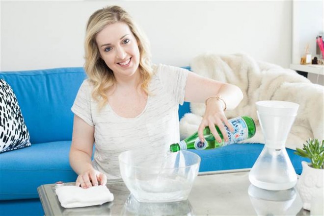 Mineral su ilə dərinizi təmizləyin