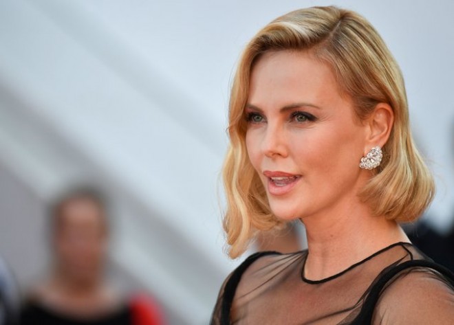 41 yaşlı Şarliz Teron ayaqlarını nümayiş etdirdi - fotolar