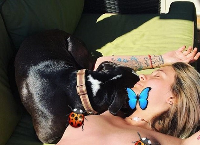 Cekson itinin qarşısına çılpaq uzandı