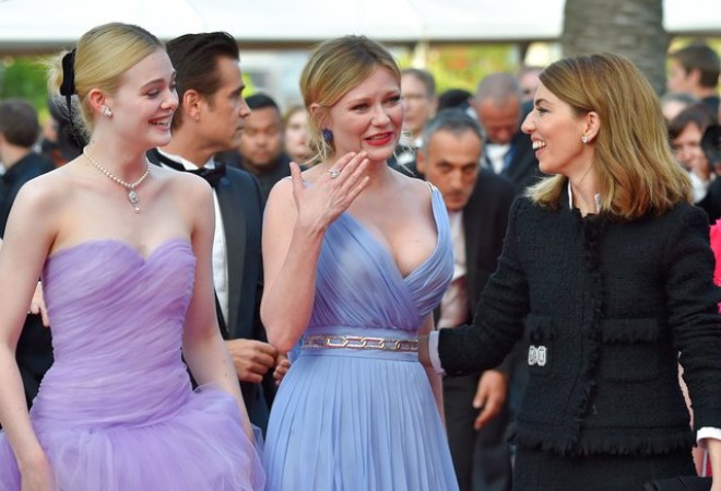 Məşhur aktrisa premyerada göz yaşlarını saxlaya bilmədi - fotolar