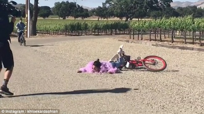 Kendal Cenner velosipeddən yıxıldı - video