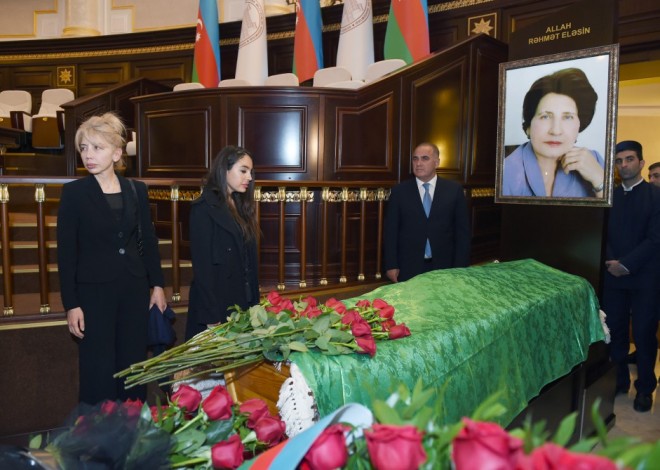 Fəxriyyə Xələfovanın anasının vida mərasimi keçirilib &nbsp;- fotolar