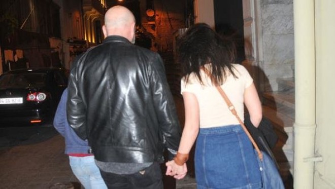 “Paramparça”nın aktyoru bir xanımla əl-ələ görüntüləndi