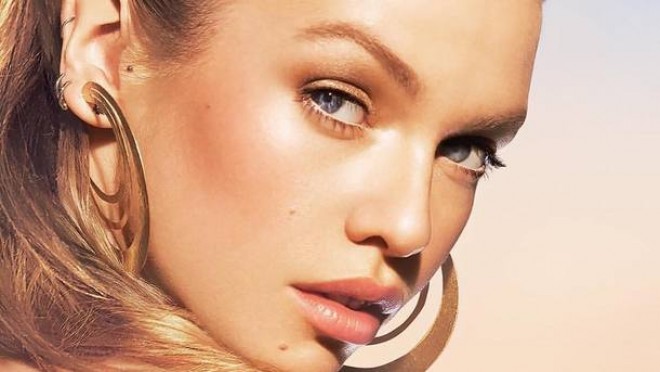 26 yaşlı model jurnal üçün soyundu - foto