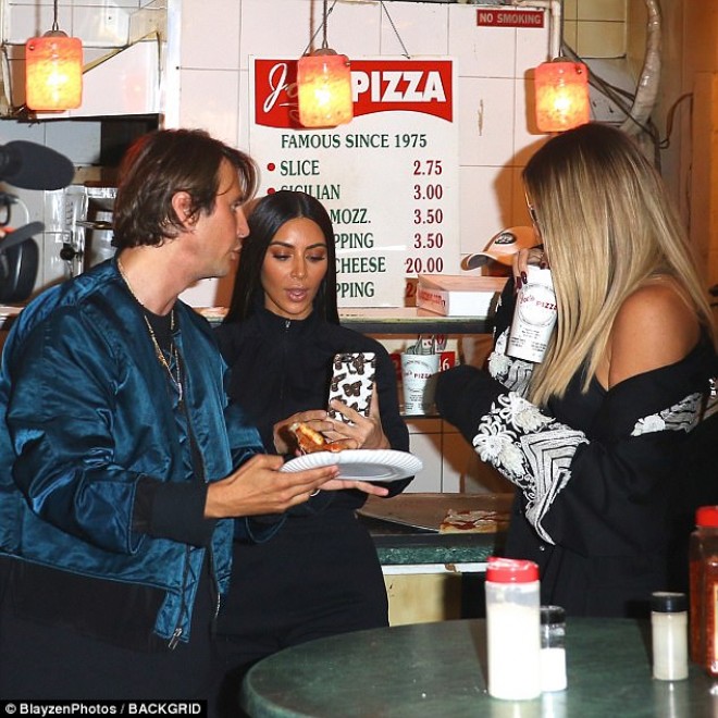 Kardaşyan bacıları pizza restoranında