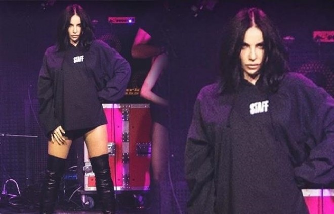 Gülşən konsertində çəkmələri ilə diqqət çəkdi