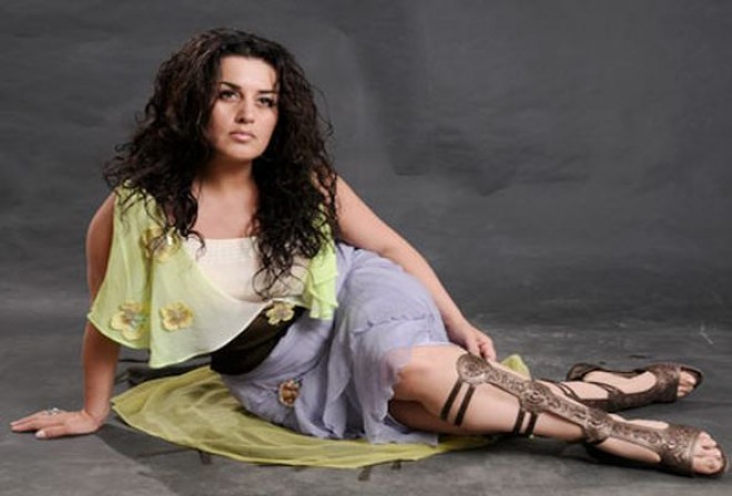 Kişi sənətçilər Elzanı ələ saldı - video