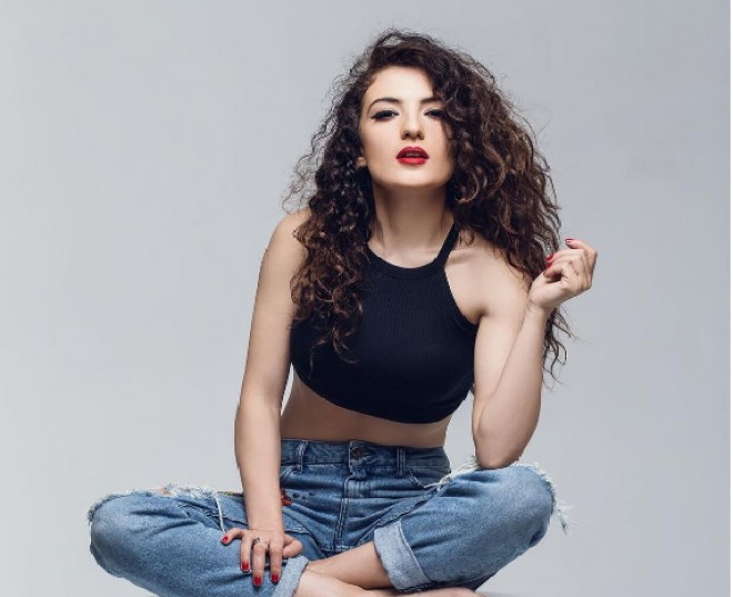 Dilarə yeni mahnısı üçün fotosessiya etdirdi