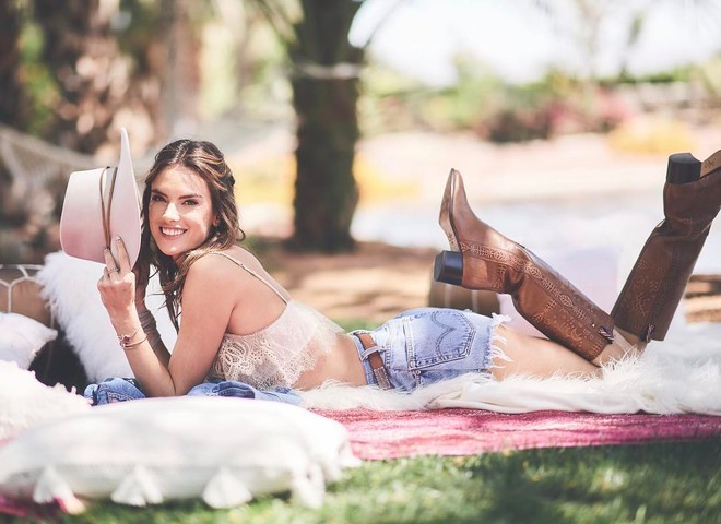 &nbsp;Alessandra Ambrosio makiyajsız fotosunu yayımladı