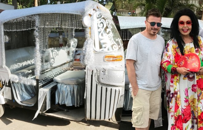 Bülent Ersoyun 5 kiloqram svarovski qaşlı maşını - fotolar