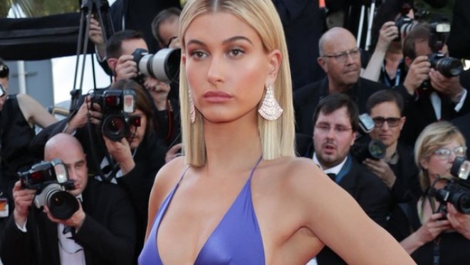 Sinə dekolteli ipək libası başına bəla oldu - fotolar