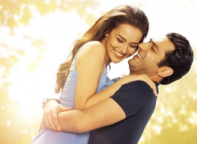 Fahriye Evcen və tərəf müqabilindən sevənlərinə sürpriz