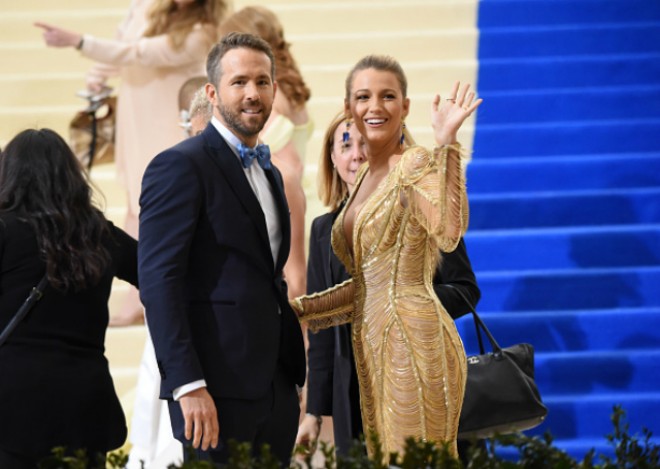 Bleyk Layvlinin tovuzquşuna bənzər libası - fotolar