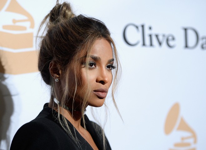 Ana olan müğənnidən romantik video