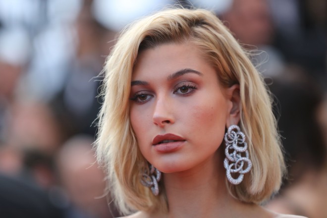 İlin seksual qadını mirvari ilə bəzədilmiş libasda göz oxşadı - fotolar