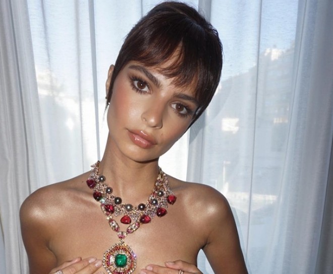 Seks simvolu sinəsini əli ilə gizlətdi